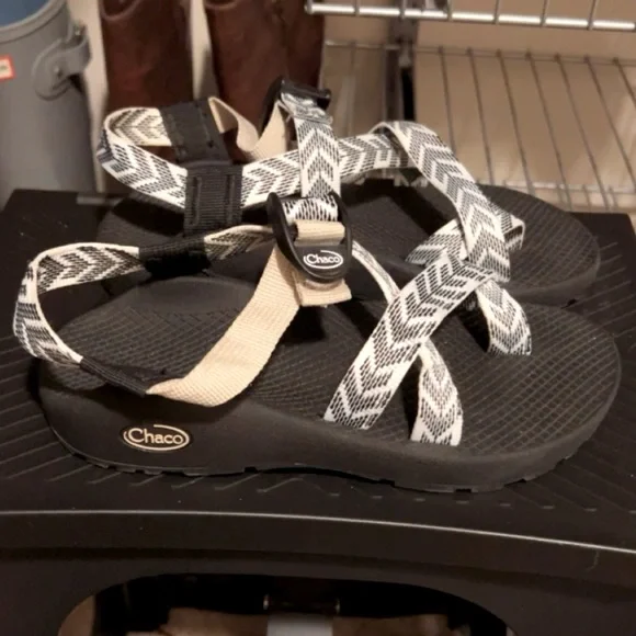 Cream/black sandals - Picture 1 of 4